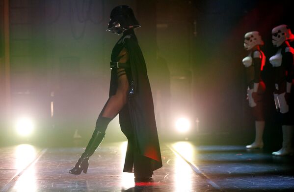 'The Empire Strips Back' at Star Wars Burlesque Parody - Sputnik International