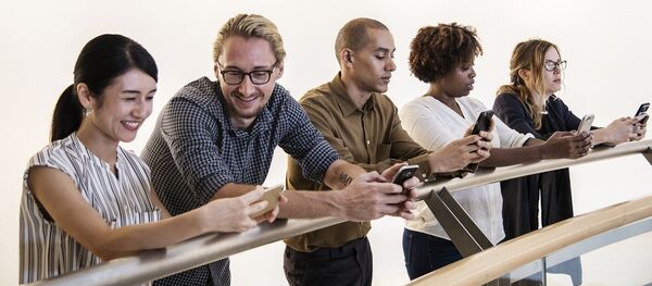 People using their smartphones - Sputnik International