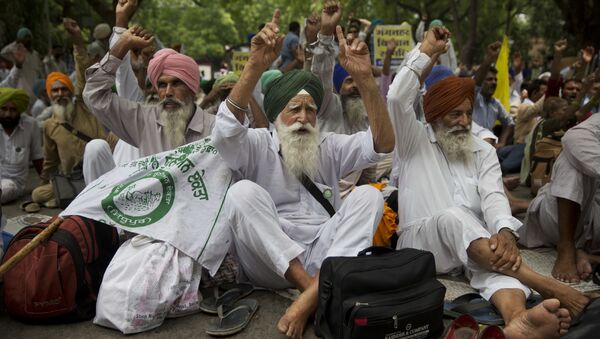 Indian famers shout slogans during a protest (File) - Sputnik International