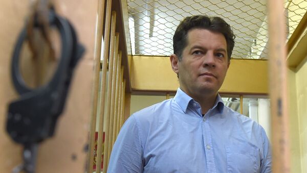 Ukrainian journalist Roman Sushchenko, accused by Russia's FSB security service of being a spy, stands inside a defendants' cage during a hearing at a court in Moscow on November 28, 2016 - Sputnik International