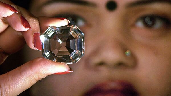 An Indian model shows a replica of the famous Indian diamond 'Koh-i-noor' during a press meeting in Calcutta, 29 January 2002 - Sputnik International