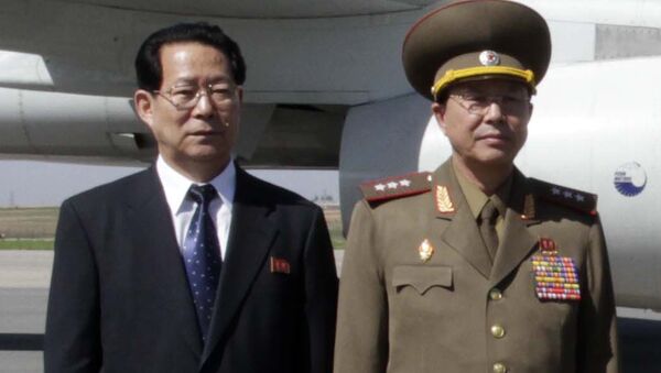 Ri Yong Gil, right, poses at Pyongyang Airport in 2013. - Sputnik International