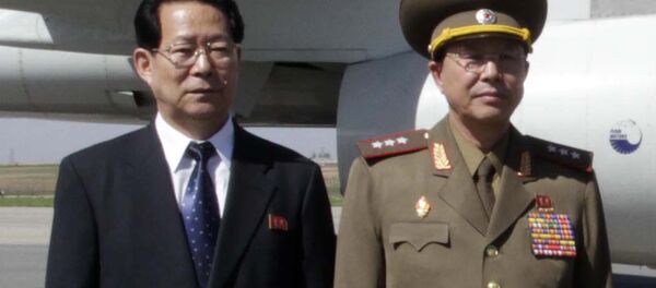 Ri Yong Gil, right, poses at Pyongyang Airport in 2013. - Sputnik International