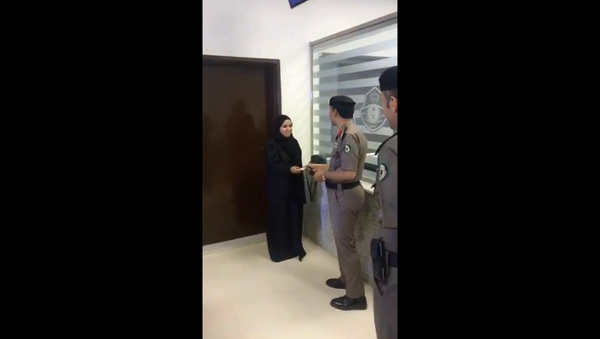 Viral video shows historic moment the first Saudi woman was given a driver's license - Sputnik International