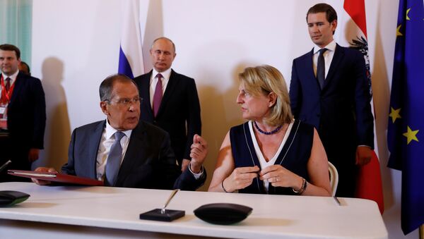 Russia's Foreign Minister Sergei Lavrov and Austria's Foreign Minister Karin Kneissl sign contracts in Vienna, Austria June 5, 2018 - Sputnik International
