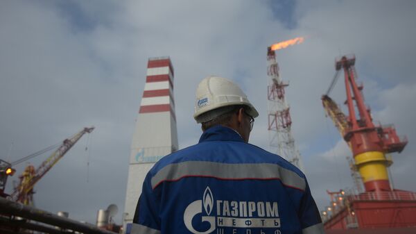 Gazprom-Mitarbeiter an einem Gas- und Öllager (Archivbild) - Sputnik International