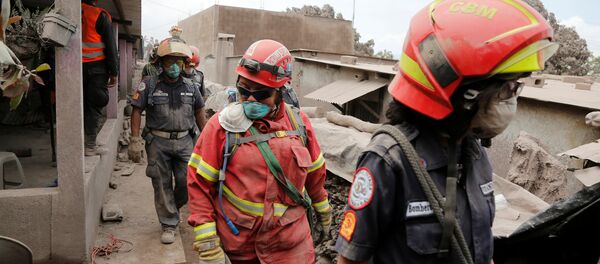 Rescatistas en un lugar afectado por la erupción del volcán de Fuego en San Juan Alotenango, Guatemala - Sputnik International