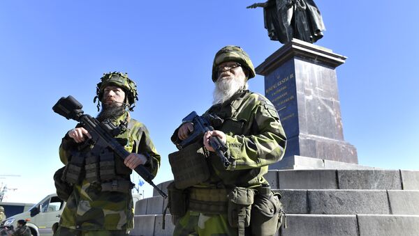 Reservist soldiers Konrad Lindblad (L) and Par Thorhard stand guard outside the Stockholm Palace during a military training exercise in Stockholm, Sweden, on June 6, 2018, Sweden's national day - Sputnik International