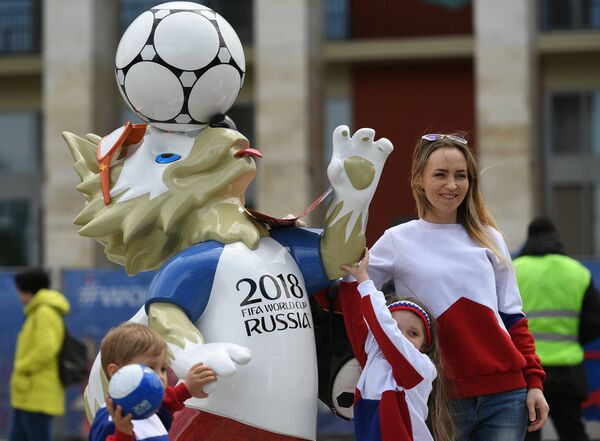 St. Petersburg residents and tourists at the opening of the 2018 FIFA World Cup Football Park. St. Petersburg residents and tourists at the opening of the 2018 FIFA World Cup Football Park. - Sputnik International