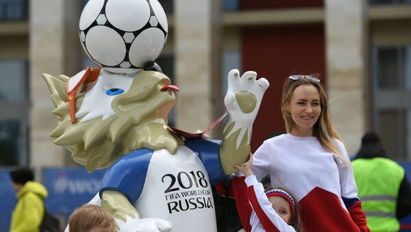 St. Petersburg residents and tourists at the opening of the 2018 FIFA World Cup Football Park. - Sputnik International