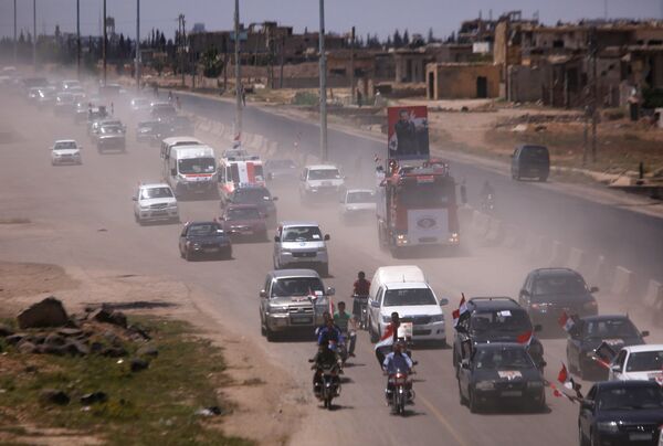 People celebrate the re-opening of the road between Homs and Hama in Talbisi, Syria, June 6, 2018 - Sputnik International