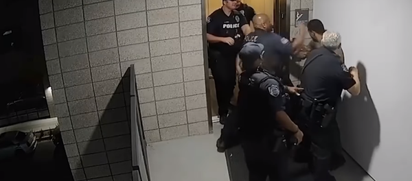 Surveillance footage shows cops with Arizona's Mesa Police Department repeatedly punching and kneeing man. - Sputnik International