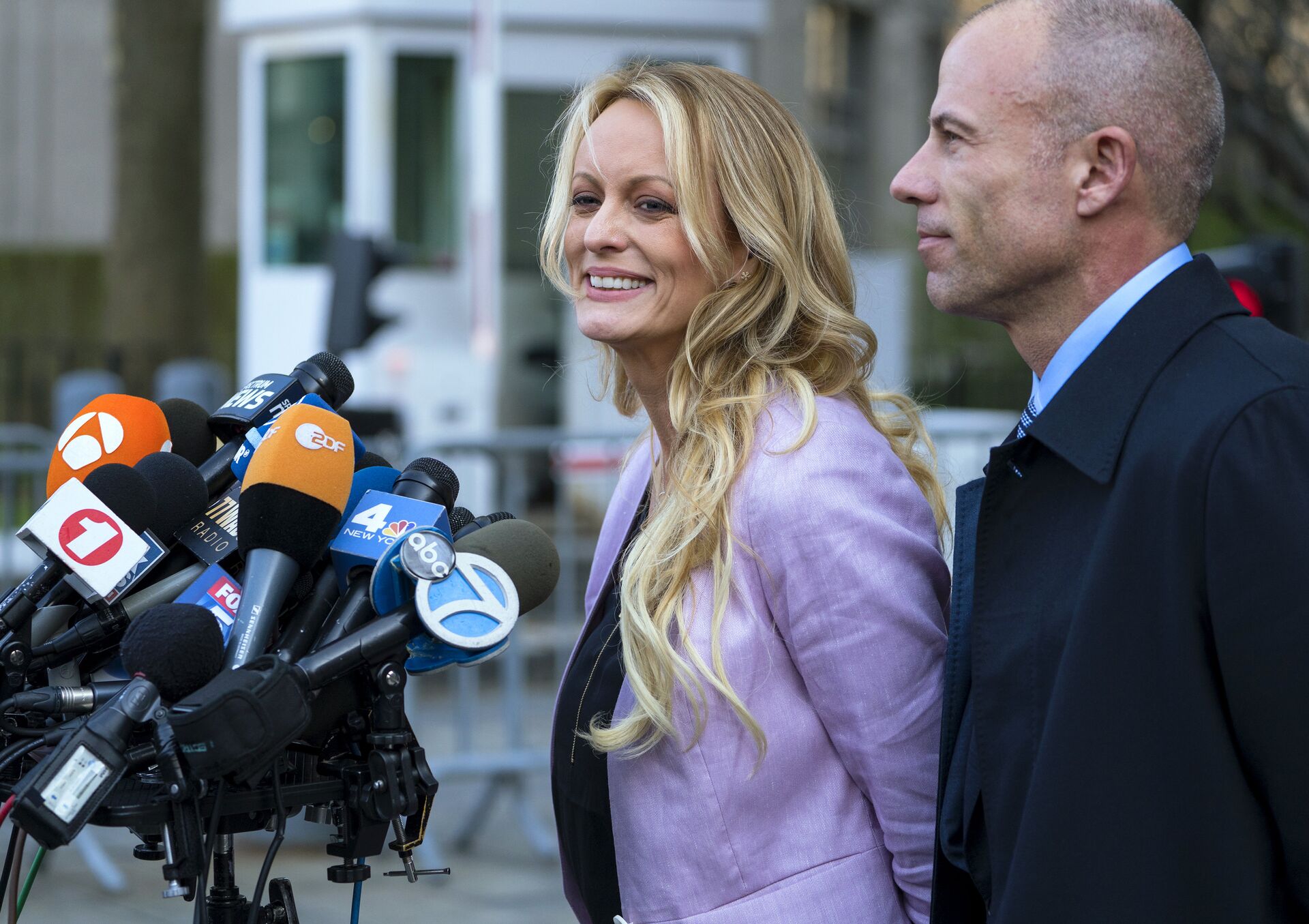 Adult film actress Stormy Daniels speaks to members of the media after a hearing at federal court, Monday, April 16, 2018, in New York, as she is accompanied by her attorney Michael Avenatti.  - Sputnik International, 1920, 22.05.2022