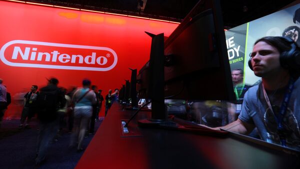 An attendee plays a video game next to the Nintendo booth at the E3 2017 Electronic Entertainment Expo in Los Angeles, California, U.S. June 13, 2017 - Sputnik International