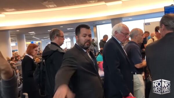 Bernie Sanders Run From Alex Jones At LAX Airport - Sputnik International