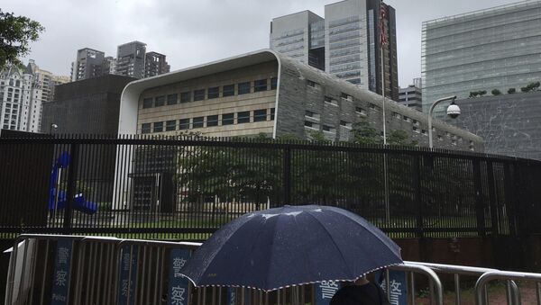 A man carries an umbrella past the U.S. consulate building in Guangzhou in south China's Guangdong province, Thursday, June 7, 2018 - Sputnik International