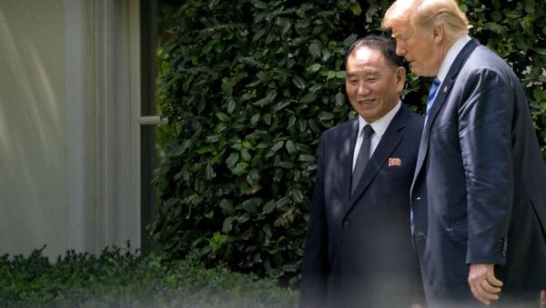 Presidente norte-americano, Donald Trump, com o principal assessor do líder norte-coreano, Kim Yong-chol, em reunião na Casa Branca, EUA - Sputnik International