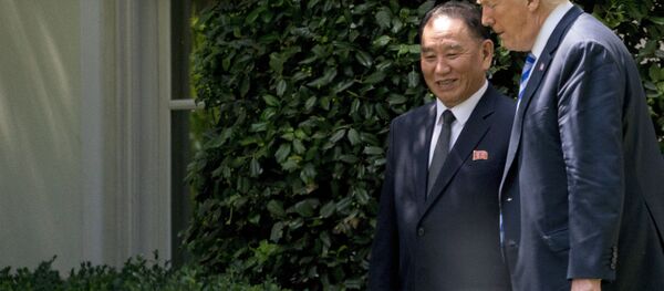 Presidente norte-americano, Donald Trump, com o principal assessor do líder norte-coreano, Kim Yong-chol, em reunião na Casa Branca, EUA Presidente norte-americano, Donald Trump, com o principal assessor do líder norte-coreano, Kim Yong-chol, em reunião na Casa Branca, EUA - Sputnik International