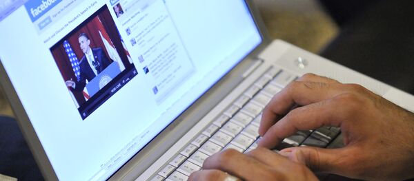 Muslim American Zabie Mansoory, 23, monitors a Facebook discussion board while watching President Barack Obama's televised coverage of President Barack Obama's speech from Cairo University, in the Sylmar area of Los Angeles, early Thursday June 4, 2009. - Sputnik International