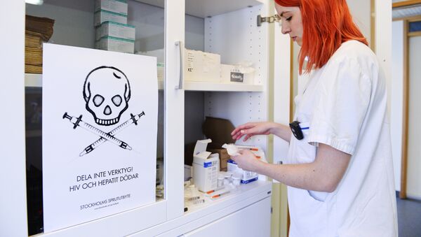 A nurse prepares a kit for drug addicts next to a sign that reads  Do not share tools! HIV and Hepatitis kills at the needle exchange facility located in St Goeran's hospital in Stockholm on April 2, 2014 - Sputnik International