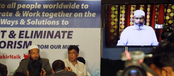 Indian journalists listen to a video conference of controversial Islamic preacher and the founder of Islamic Research Foundation, Zakir Naik, right, in Mumbai, India, Friday, July 15, 2016 - Sputnik International