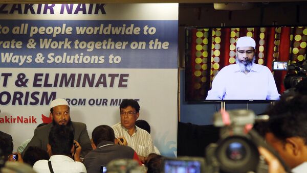 Indian journalists listen to a video conference of controversial Islamic preacher and the founder of Islamic Research Foundation, Zakir Naik, right, in Mumbai, India, Friday, July 15, 2016 - Sputnik International