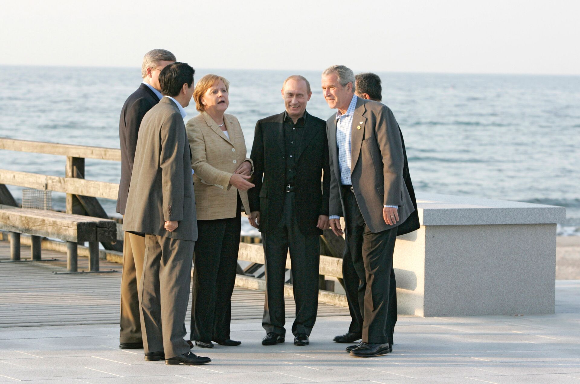 Right to left: U.S. President George W. Bush, Russian President Vladimir Putin and German Chancellor Angela Merkel out for a walk in Heiligendamm. June 7, 2007. File photo - Sputnik International, 1920, 13.12.2022