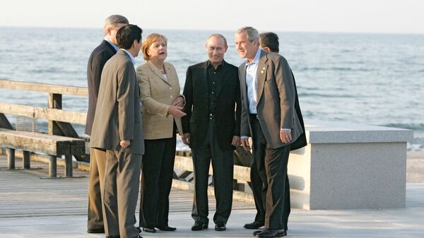 Right to left: U.S. President George W. Bush, Russian President Vladimir Putin and German Chancellor Angela Merkel out for a walk in Heiligendamm. June 7, 2007. File photo - Sputnik International