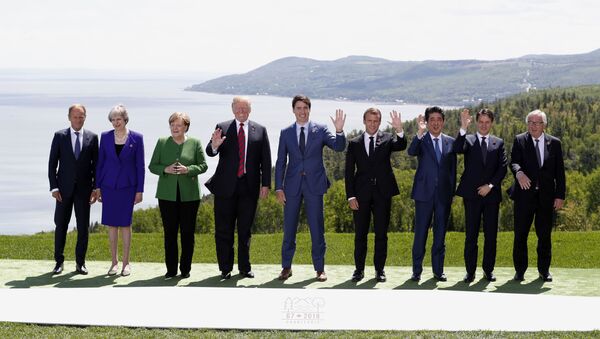 Leaders pose for family photo at the G7 Summit in Charlevoix - Sputnik International