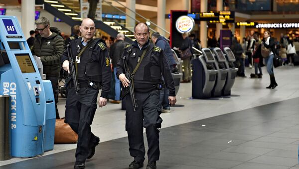 Armed police is seen on patrol as police and airport's own security personnel have increased patrols at Copenhagen Airport, Denmark March 22 2016 - Sputnik International