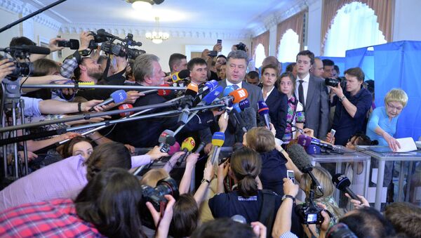 Ukrainian presidential candidate Petro Poroshenko speaks to media after voting in a polling station in Kiev on May 25, 2014 - Sputnik International