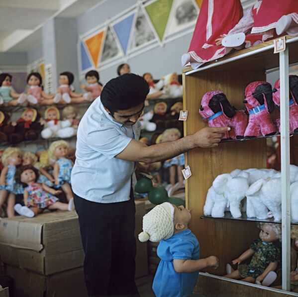 Sneak Peek of USSR's Leading Children's Store - Sputnik International