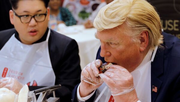 Актеры, играющие роли Дональда Трампа и Ким Чен Ына во время еды в Сингапуре - Sputnik International