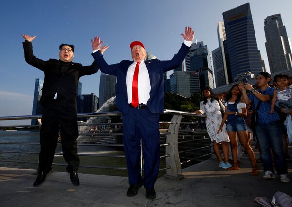 Impersonators of Kim Jong-un and Donald Trump in Singapore in June, 2018 - Sputnik International
