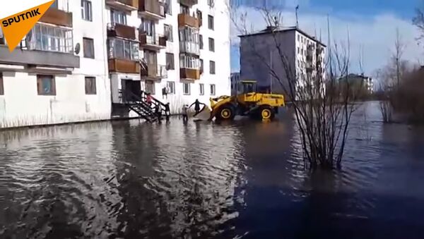 All aboard the tractor! See Yakutiya residents smooth sailing through flooded streets. - Sputnik International