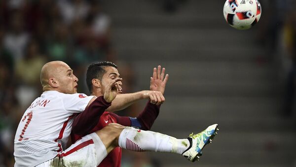 Polish footballer Michał Pazdan faces off against Portugual's Cristiano Ronaldo during the 2016 UEFA European Championship - Sputnik International