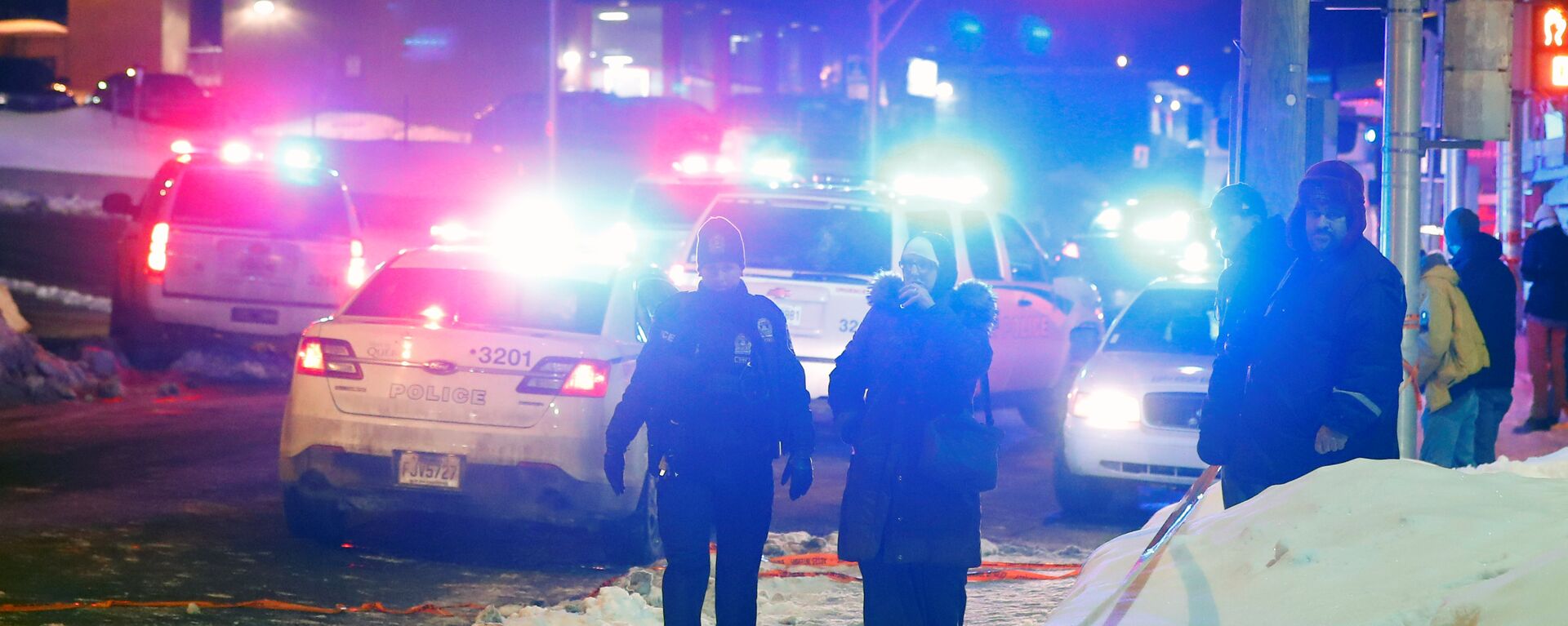 Police officers are seen near a mosque after a shooting in Quebec City, January 29, 2017 - Sputnik International, 1920, 10.06.2018