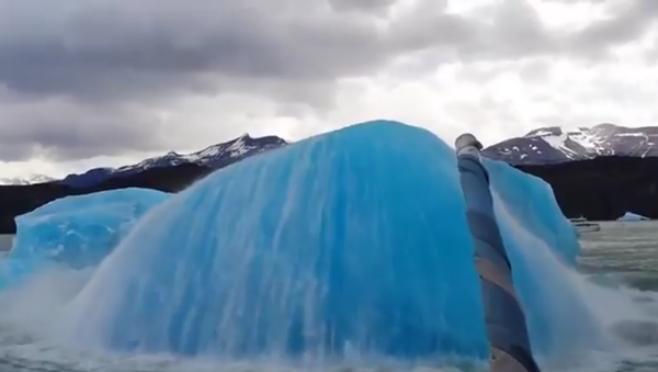 Iceberg Explodes With Water and Ice in Patagonia, 2018 - Sputnik International