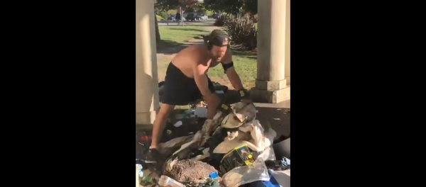 Jogger Destroys Homeless Man's Encampment - Sputnik International