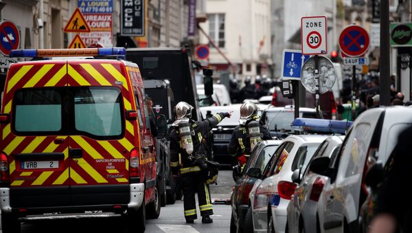 French firemen secure the street as a man has taken two people hostage at a business in Paris, France, June 12, 2018 - Sputnik International