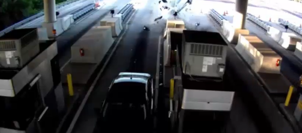 Florida SUV Smashes Toll Booth at Full Speed, Ejects Passenger 30 Feet Florida SUV Smashes Toll Booth at Full Speed, Ejects Passenger 30 Feet - Sputnik International