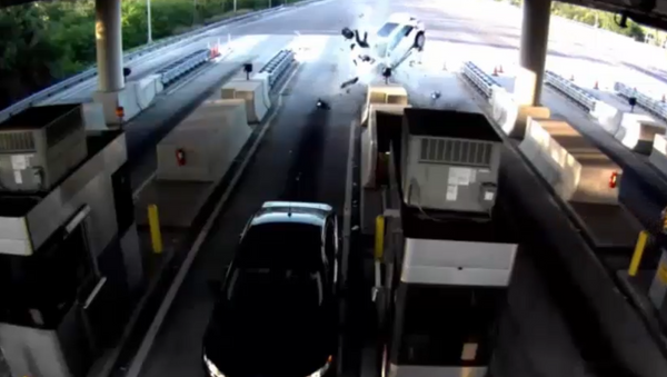 Florida SUV Smashes Toll Booth at Full Speed, Ejects Passenger 30 Feet - Sputnik International