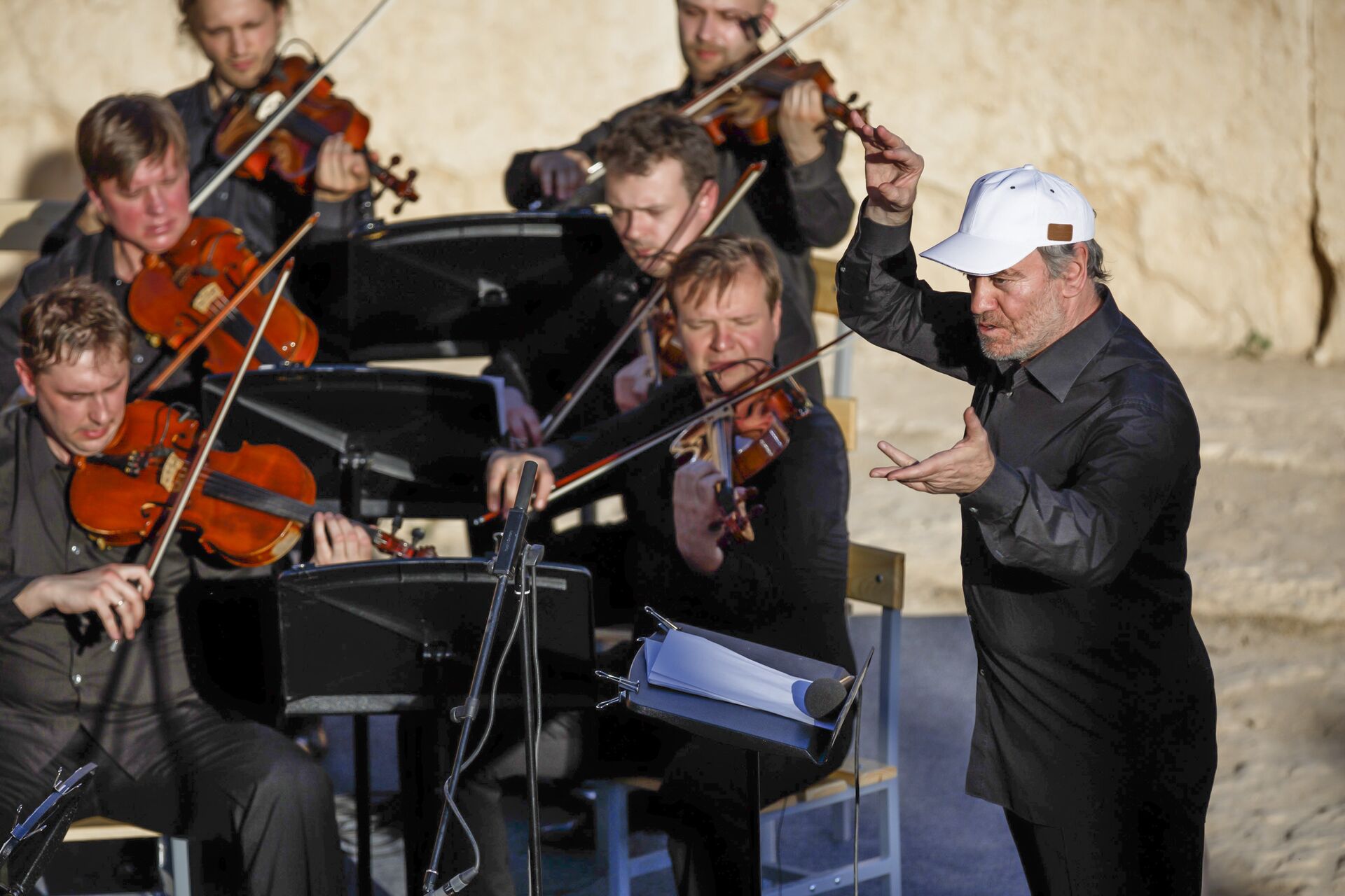 In this Thursday, May 5, 2016 photo provided by Russian Defense Ministry Press Service, the renowned conductor Valery Gergiev, right, leads a performance by the Mariinsky Symphony Orchestra from St. Petersburg, during the concert at the UNESCO world heritage site of Palmyra, the central city of Homs, Syria - Sputnik International, 1920, 03.03.2022