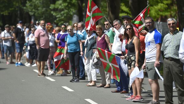 People take part in a human chain during a protest action to support the right to decide organized by Gure esku dago (It's in our hands) in the northern Spanish Basque city of San Sebastian on June 10, 2018 - Sputnik International