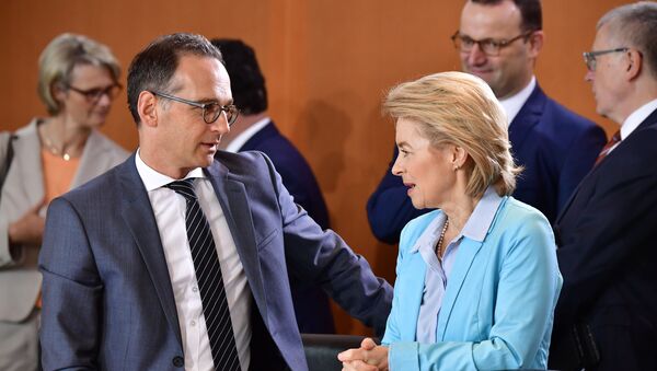German Foreign Minister Heiko Maas chats with Defence Minister Ursula von der Leyen before the weekly cabinet meeting in Berlin on June 13, 2018 - Sputnik International