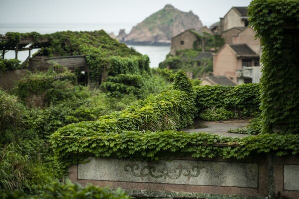 Going Green: Nature Conquers Abandoned Houses on Chinese Island - Sputnik International