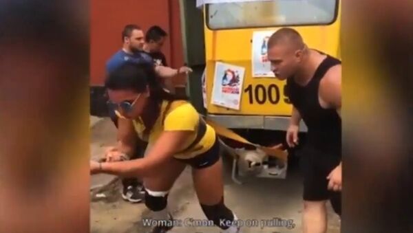 Female bodybuilder drags 22-ton tram with 50 people inside - Sputnik International