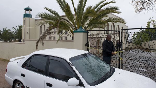 An investigator attends to the gates of a mosque in Malmesbury, near Cape Town, South Africa Thursday June 14 2018 - Sputnik International