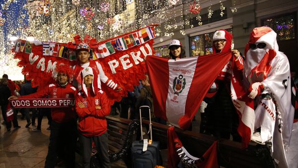 Fans of Peru stand to pose for pictures with passing fans from other countries, as visitors and Russians alike gathered to celebrate and cheer on their teams on the eve of the 2018 soccer World Cup, on Nikolskaya Street in Moscow, Russia, Wednesday, June 13, 2018 - Sputnik International