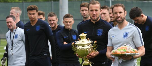 Members of England's national soccer team carry traditional Russian souvenirs before the training session ahead of the World Cup 2018 in Saint Petersburg, Russia, on June 13, 2018 - Sputnik International